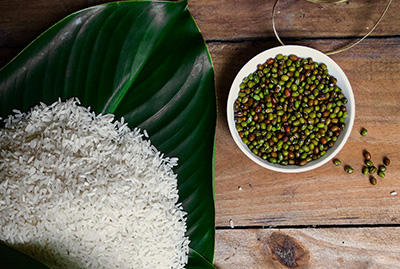 Mungbohnen und Reis schön angerichtet auf einem Blatt.