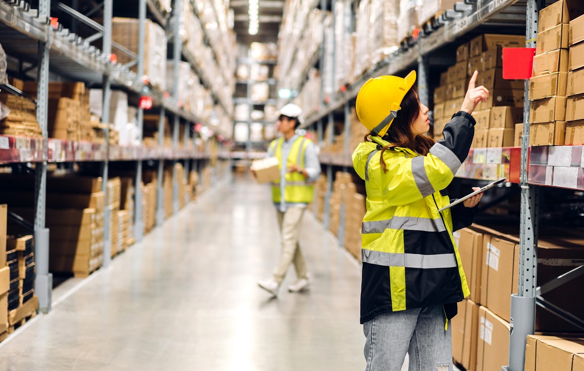 Portrait of smiling asian engineer in helmets woman order details on tablet computer for checking goods and supplies on shelves with goods background in warehouse.logistic and business export Lagerhelfer Arbeitszeiten | Studyheads