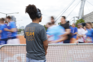 Studentin arbeitet beim B2run